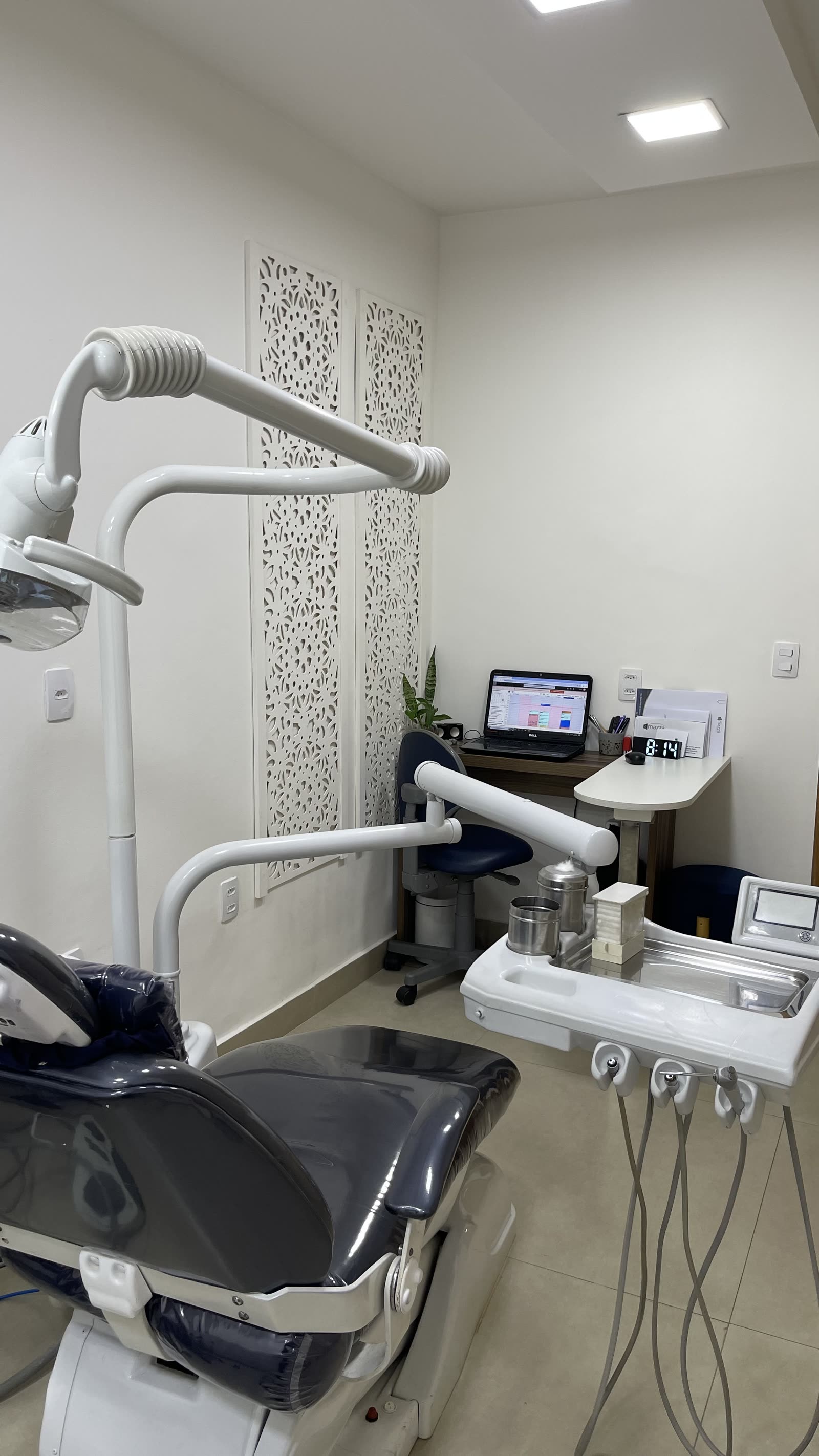 Consultório da Clínica Mazza Odontologia com painel decorativo em mandala