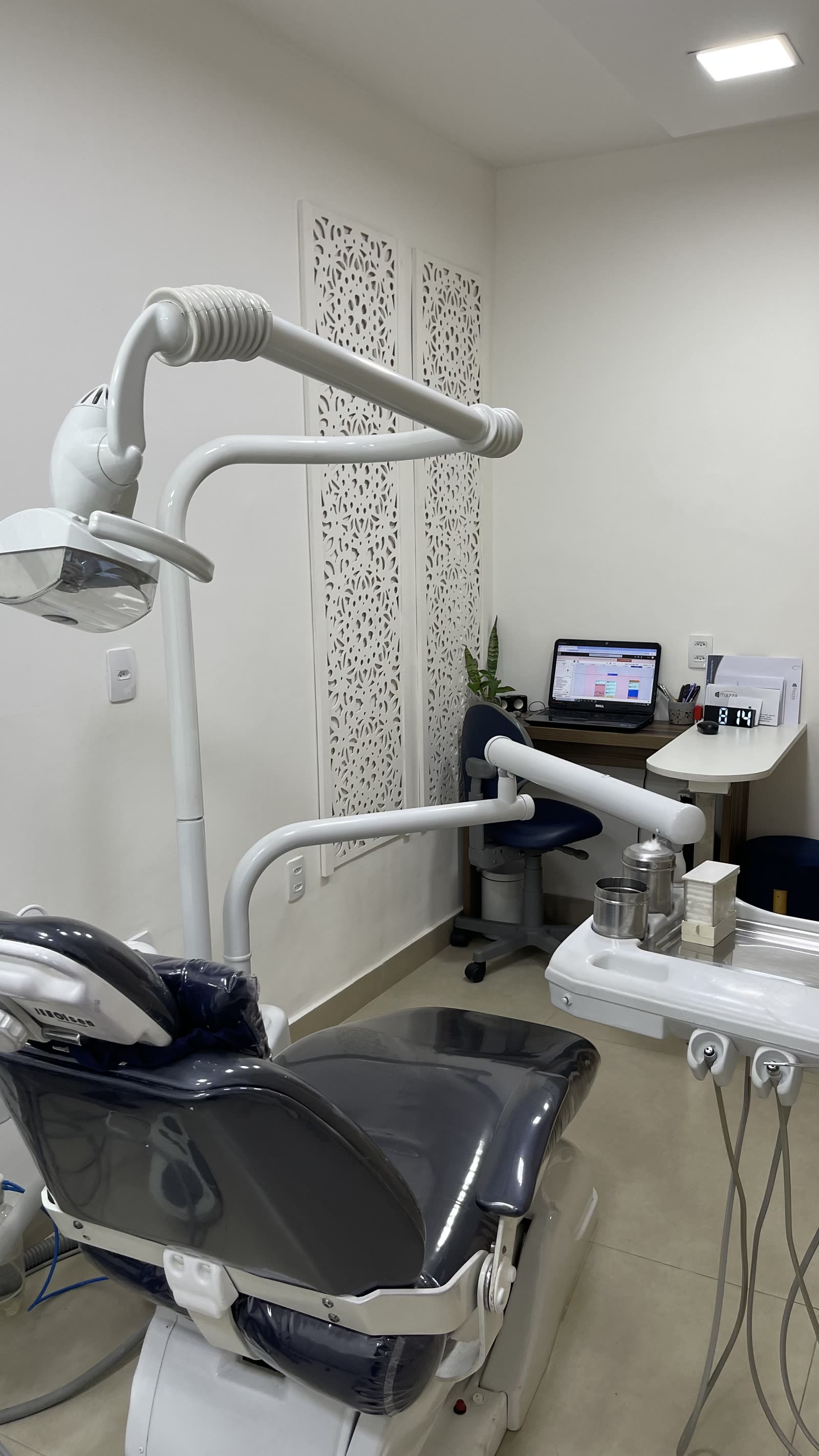 Consultório com painel decorativo em mandala e estação de trabalho