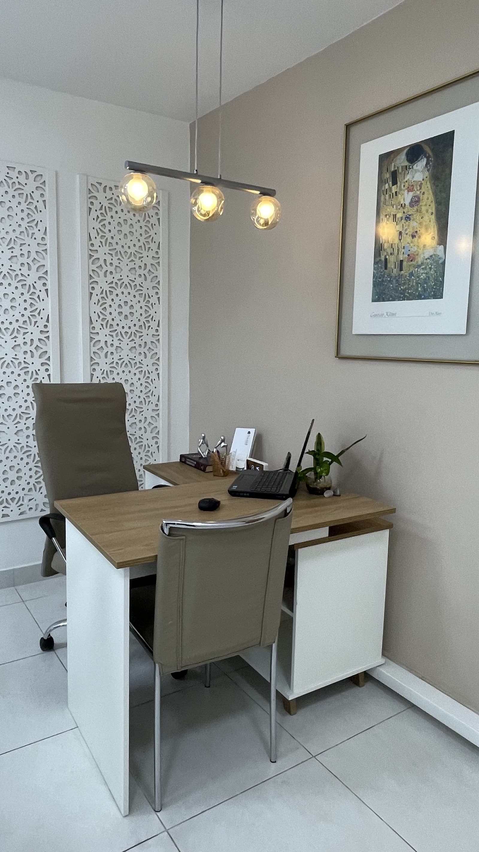 Sala de reunião e planejamento com decoração acolhedora