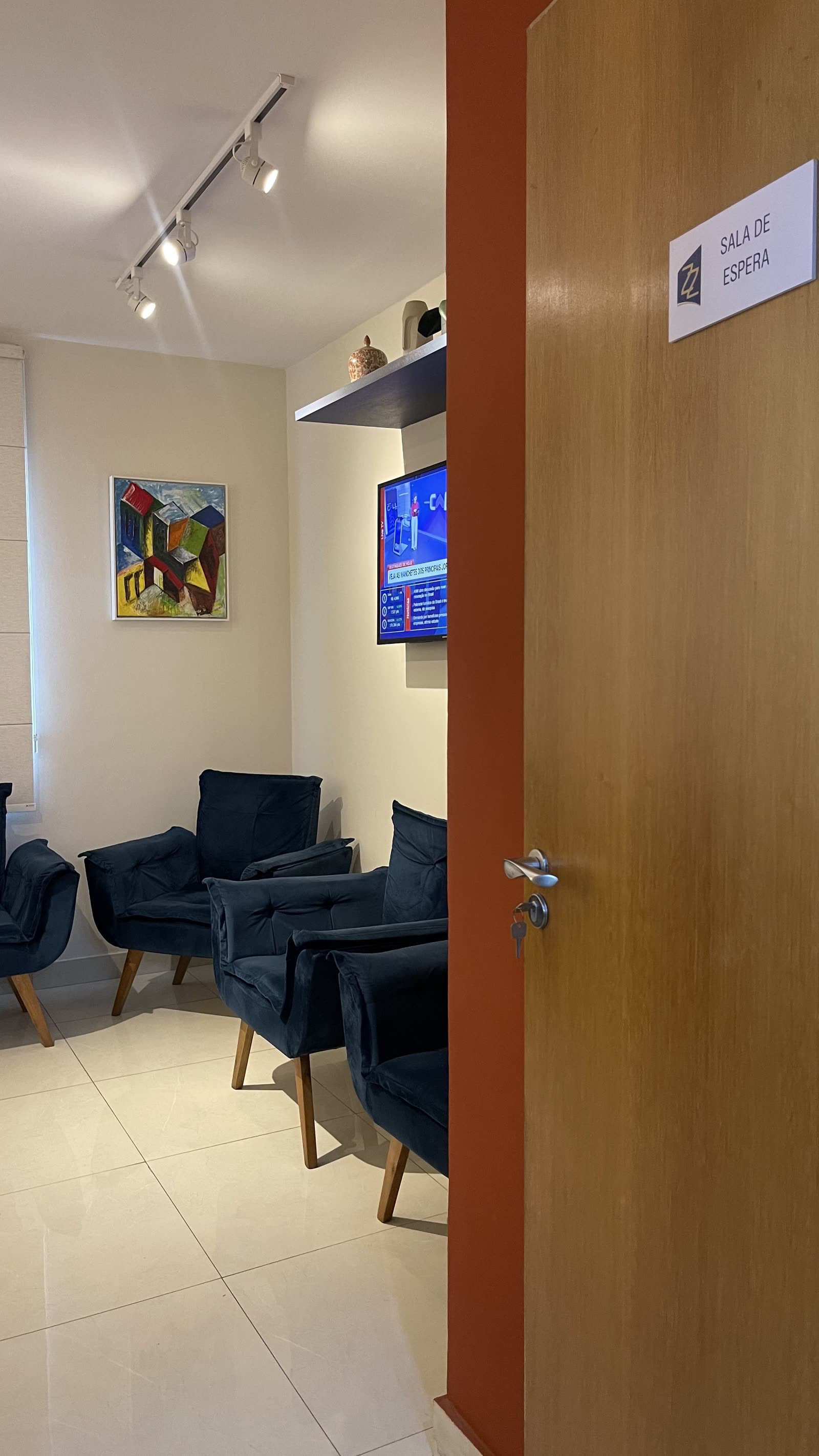 Porta da sala de espera com identificação Mazza Odontologia