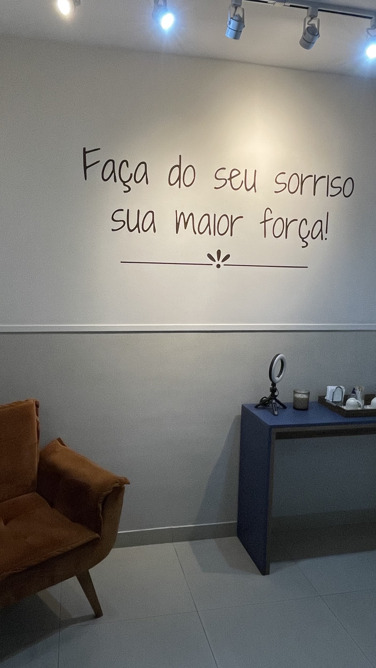 Frase inspiradora na parede: Faça do seu sorriso sua maior força
